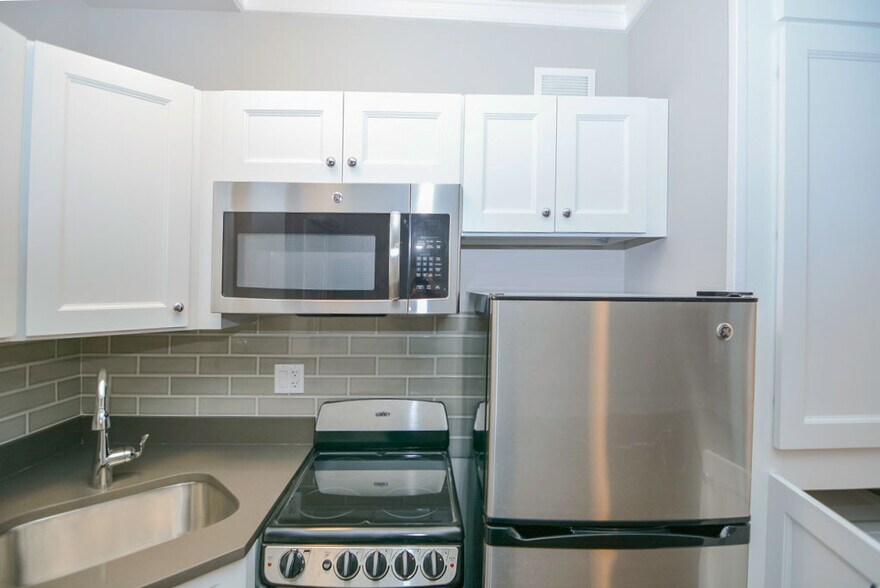Building Photo - 817 W Lakeside Pl