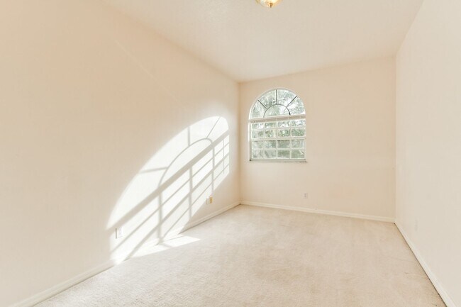 Building Photo - Beautiful Lake front home in West Kissimmee