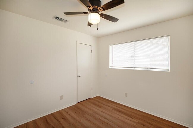 Building Photo - 914 Avenue G