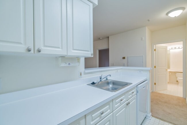 Building Photo - Charming And Well-Maintained 1 Bedr 1 Bath...