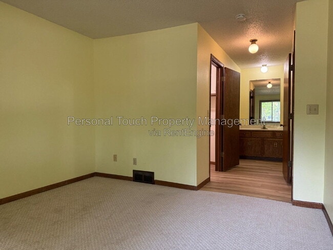 Building Photo - 3237 17th Ave S