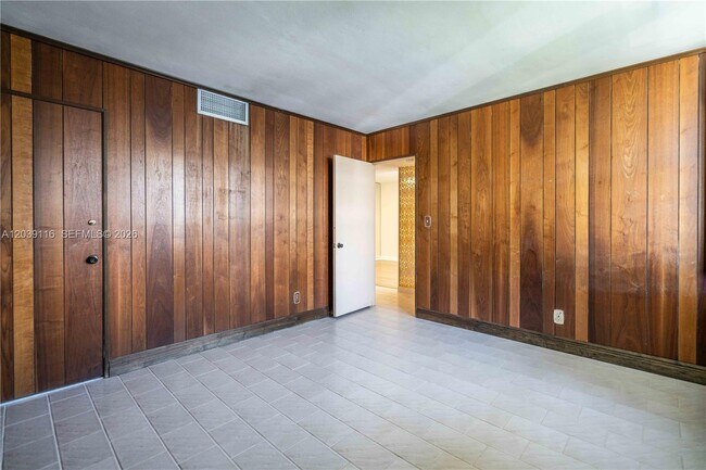 Building Photo - 9500 W Bay Harbor Dr