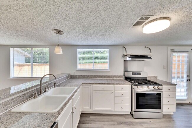 Building Photo - 9731 Meadowheath Dr