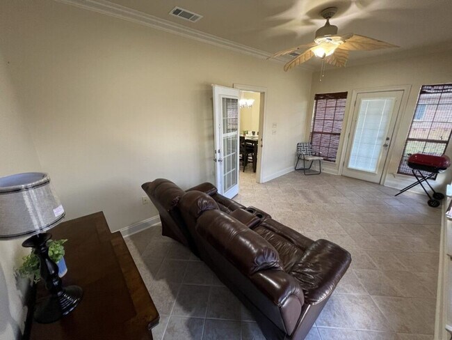 Building Photo - Beautifully Furnished 4-Bedroom Home in Za...