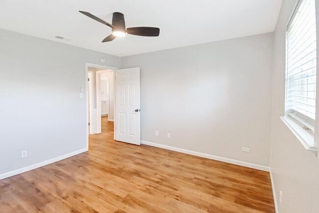 Building Photo - Available Now! Newly Remodeled 4 Bed 3 Bat...