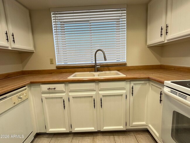 Building Photo - 3926 W Willow Ave