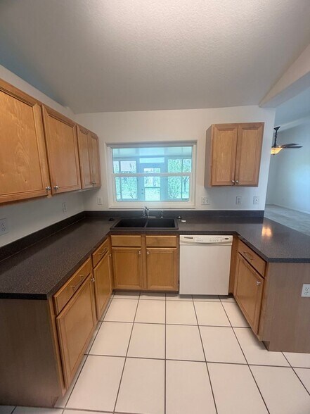 Building Photo - SW Area - Move in Ready, off Chiquita Blvd