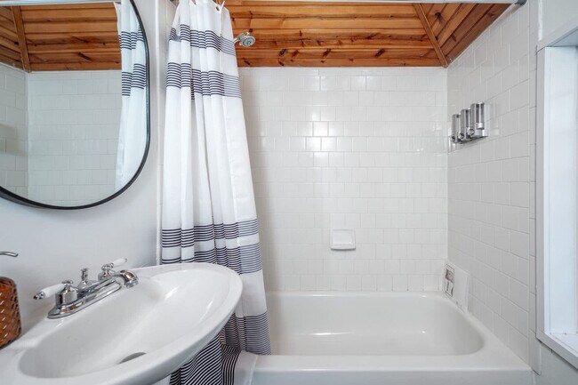 Building Photo - 500 W Rosemary St