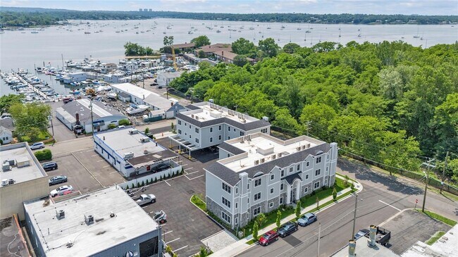 Building Photo - 22 Sagamore Hill Dr