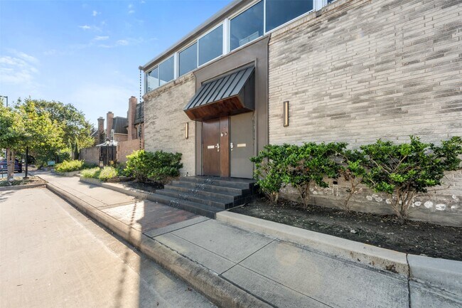 Building Photo - 3141 Bissonnet St