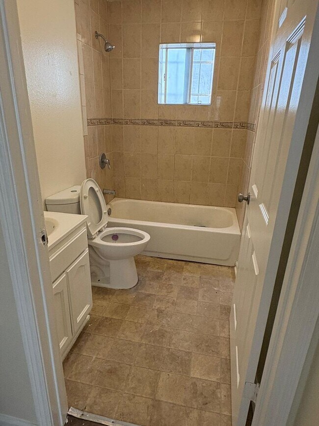 Building Photo - 3 Bed/2 Bath Move In Today! $3,200!