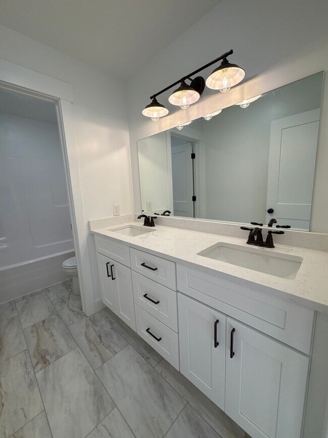 Building Photo - 725 W 350 N