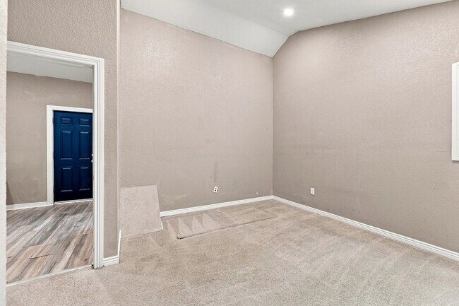 Building Photo - $2,800.95 with $300 Off the first month's rent, 3 Beds - 2 Baths, Single Family Home in Denver wi...