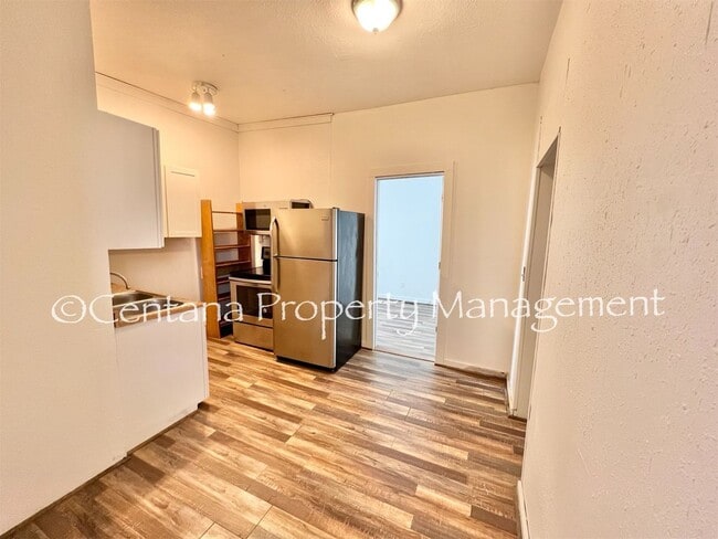 Building Photo - 2 bedroom on the main floor of a duplex on Main St!