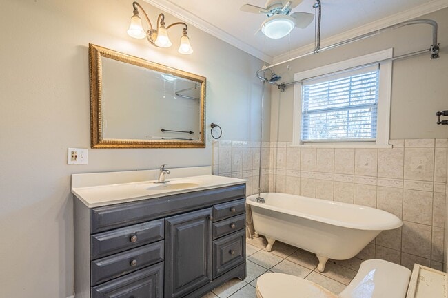 Building Photo - 726 E 26th St