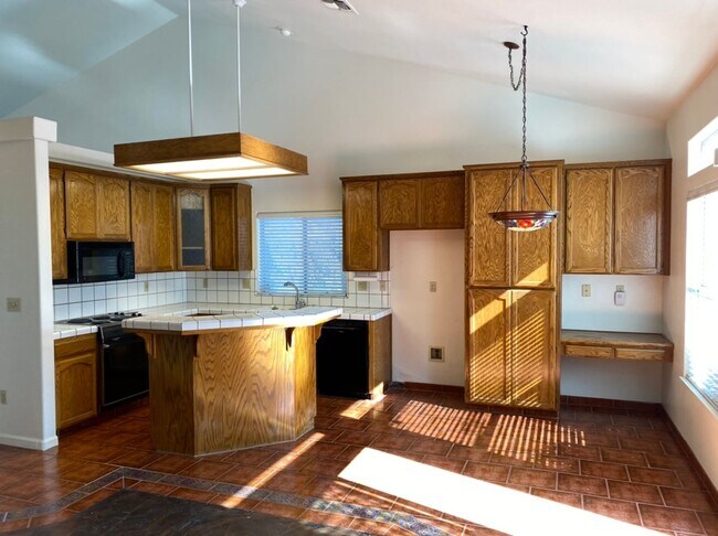 Building Photo - Single story located on a court!