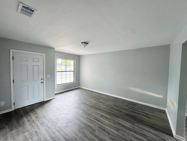 Building Photo - **Beautifully Updated (2BR/1BA) Lakeland Duplex**