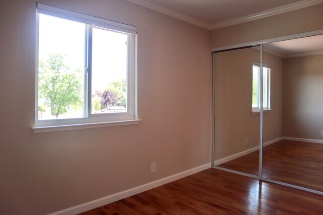 Building Photo - Gorgeous 4-bedroom home with pool – Lakesh...