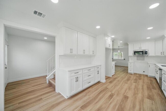 Building Photo - 9711 Derrik Dr