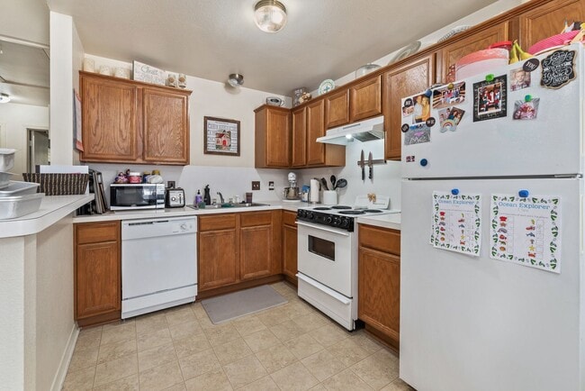 Building Photo - AUGUST PRE-LEASE!!  Cute 2 Bedroom 2 Bathr...