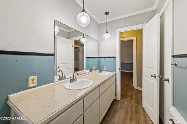 Building Photo - 416 W St Paul St