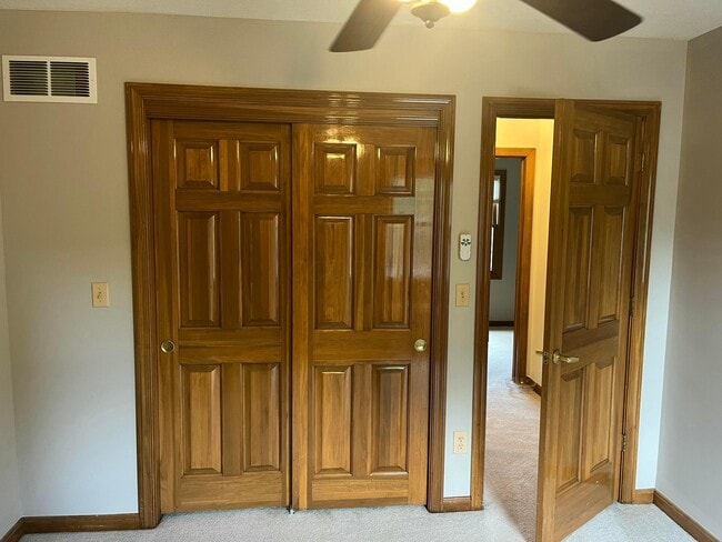 Building Photo - 1156 Lake Point Dr
