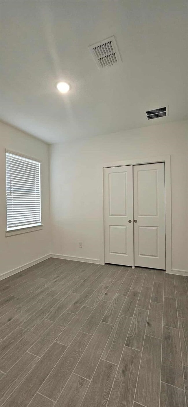 Building Photo - 8422 Bay Oaks Dr