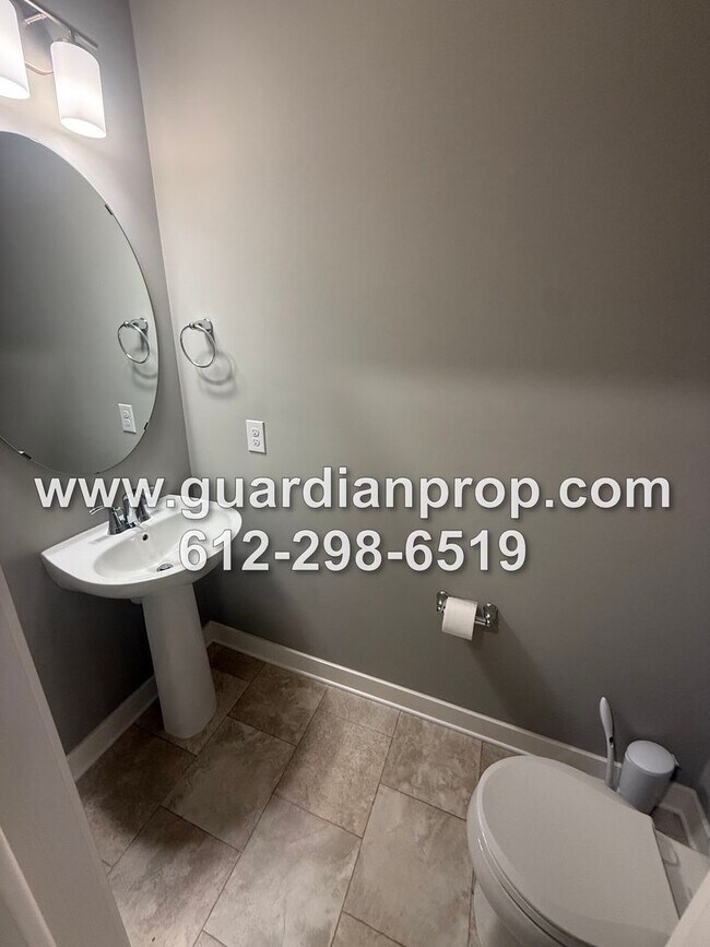 Building Photo - End Unit Townhouse Available Now, Open Floor Plan, Loft Area, Large Primary Suite, Side Patio