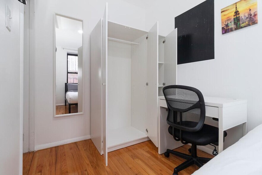 Building Photo - 315 E 95th St