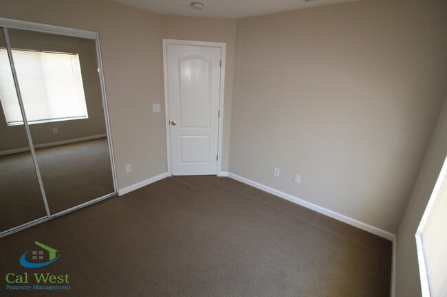 Building Photo - 390 Oleander Dr
