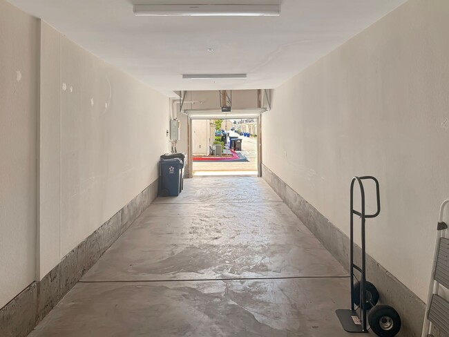 Building Photo - Spacious 4BR/3.5BA Townhome in Otay Ranch ...