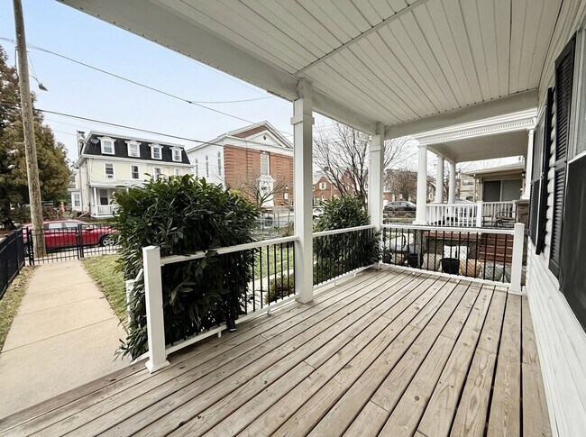 Building Photo - 451 Green Ln