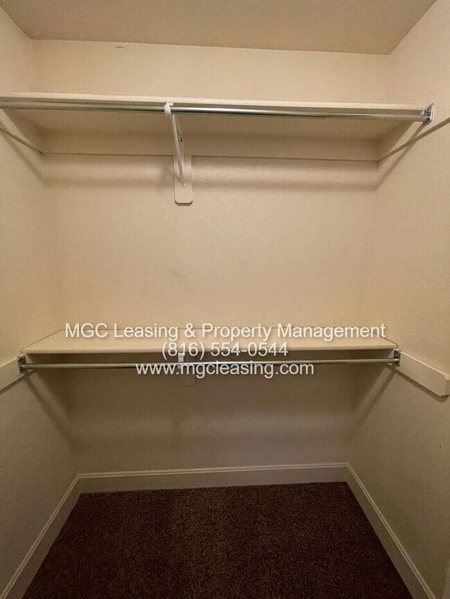 Building Photo - Eagle Creek Townhome - Unlock One Month Free with a May Move-In & 13-Month Lease