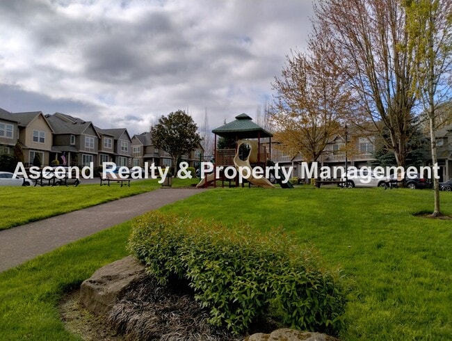 Building Photo - 3 Bed Townhome 1 Car Garage Backs to Green...