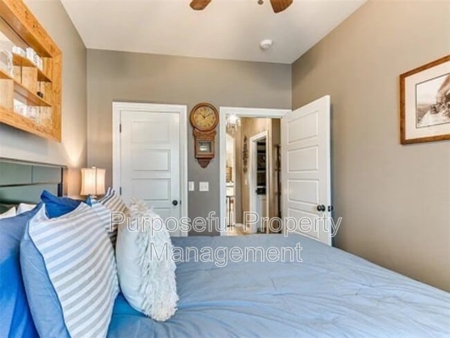 Building Photo - 811 E Mosier St