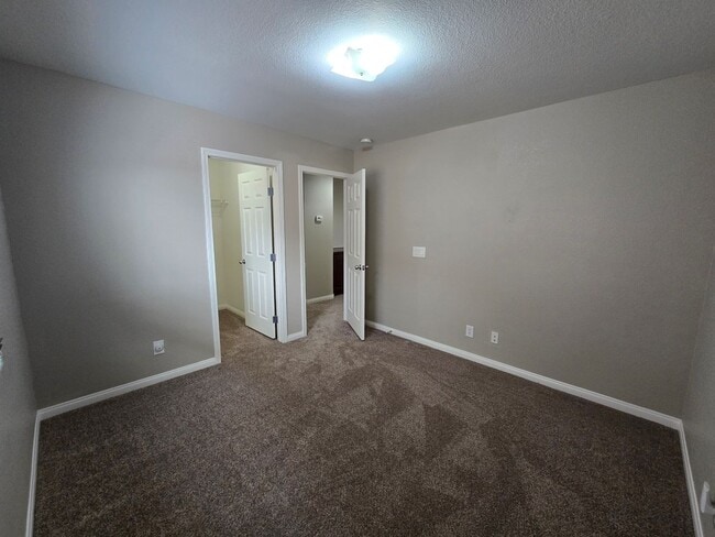 Building Photo - 4 BED, 2 1/2 BATH, 2 STORY HOME!!