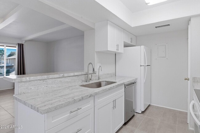 Building Photo - 780 E Eugie Ave