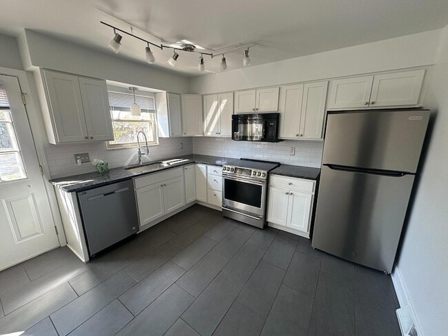 Building Photo - 4865 Dierker Rd