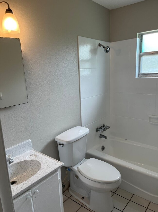 Building Photo - quaint 2 bedroom home