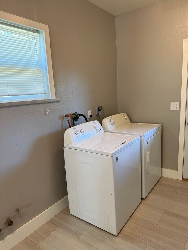 Building Photo - Large updated 2 bedroom 1 bathroom house in Springfield!