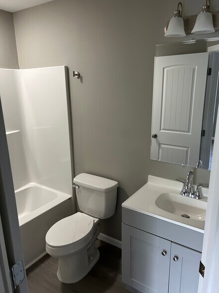 Building Photo - 252 Keswick Dr