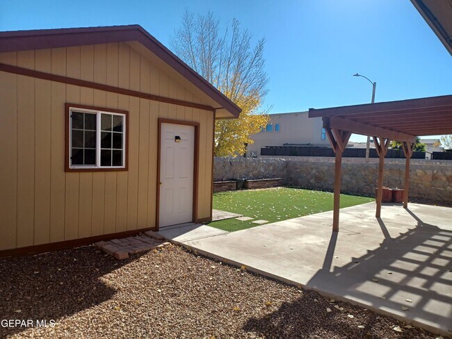 Building Photo - 2300 Honey Dew St