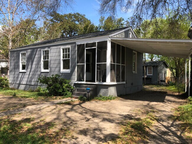 Building Photo - 2310 Aintree Ave