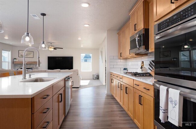 Building Photo - Spacious Modern Home w/Open Floor-Plan