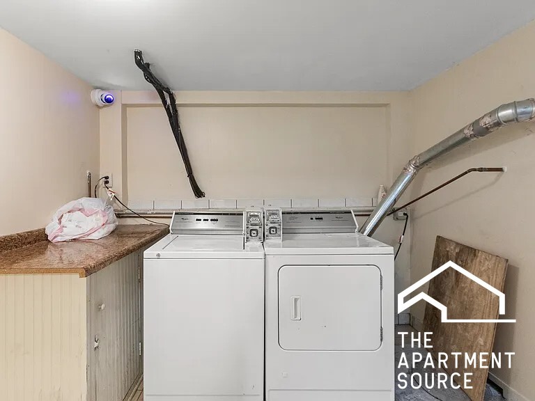 Building Photo - 2028 N Hamlin Ave