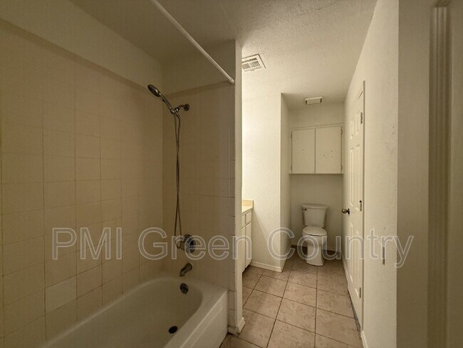 Building Photo - 6028 S 90th E Pl