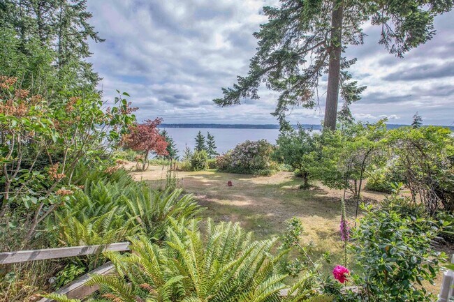 Building Photo - Gorgeous Langley Home With Water View and ...