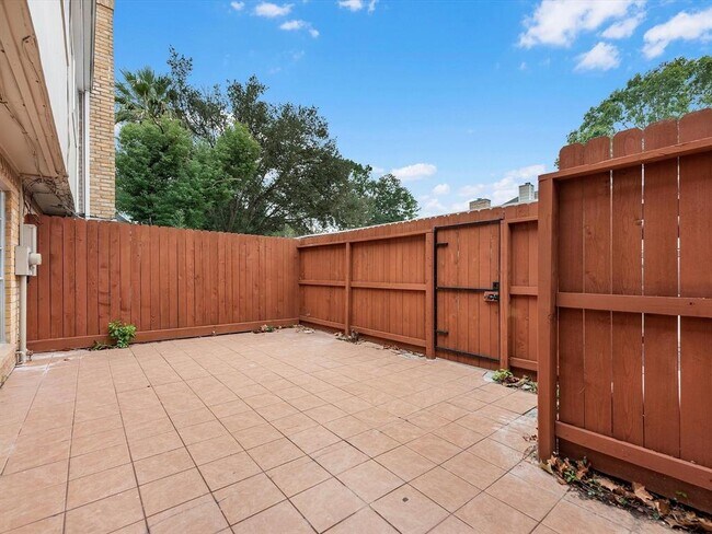 Building Photo - 10305 Briar Forest Dr