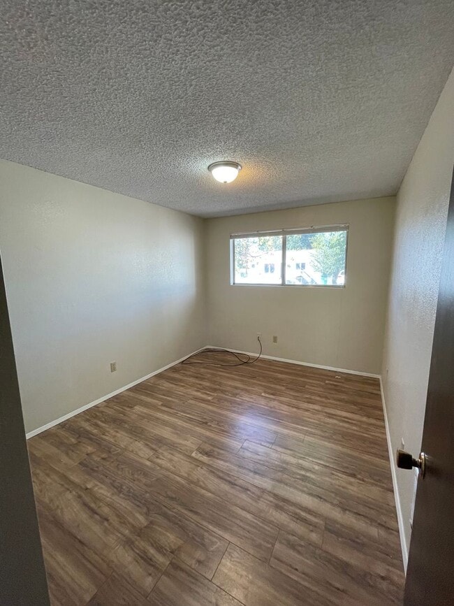Building Photo - Hard to find 2 bdrm, 1.5 bath unit with wa...