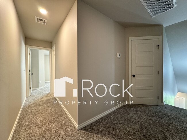 Building Photo - Spacious 3-Bedroom Home with Designer Kitc...